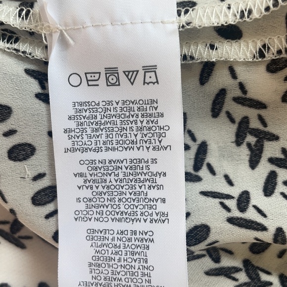 CAbi Split Back Black and White Print Blouse Size M - Picture 11 of 15